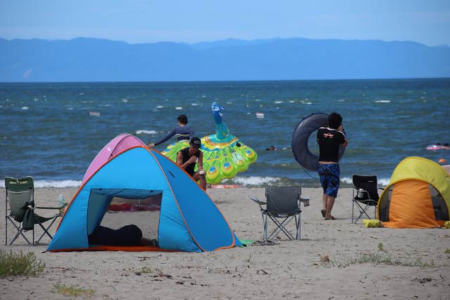 暑すぎてか寺泊海水浴場の海水浴客は少なめ