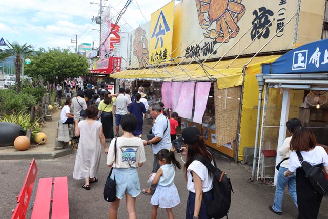 寺泊の魚の市場通りは県外客も多くにぎわう
