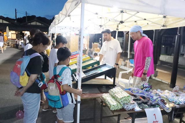 弥彦おもてなし広場で開かれている夏休み子ども縁日