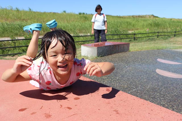 ミズベリング三条で水遊びではしゃぐ女の子
