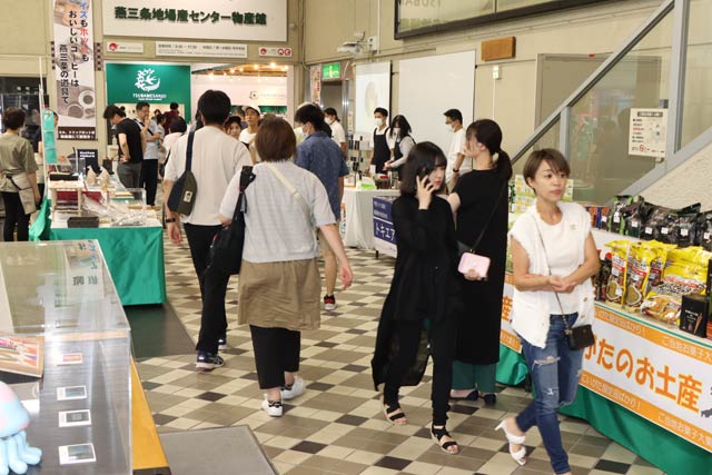 にぎわう館内