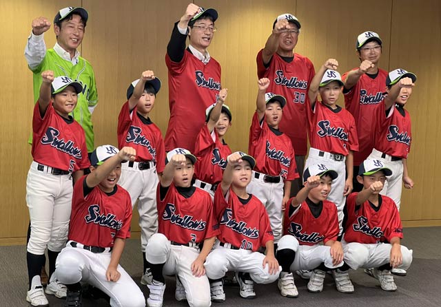 「第11回東京ヤクルトスワローズカップ少年野球交流大会」に初出場する吉田北小スピリッツがユニホームとキャップを受けて鈴木市長らと記念撮影