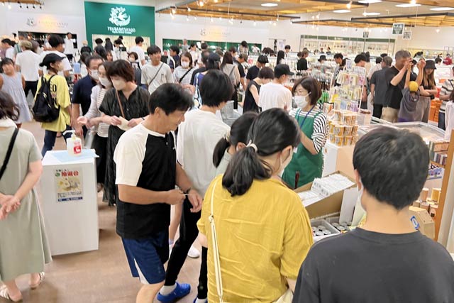 13日午後2時ごろのにぎわう「道の駅 燕三条地場産センター」物産館