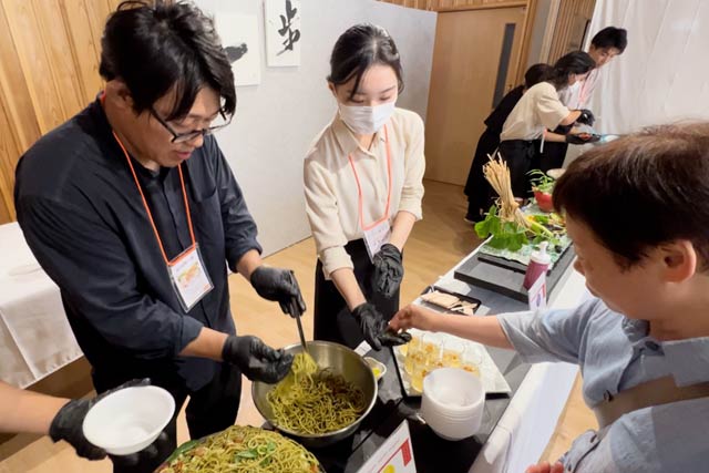 料理を取り分ける「山cafex一歩」の木村さん