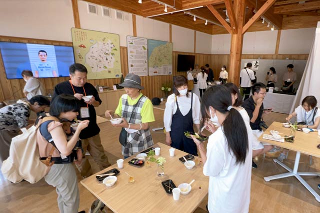 料理を味わう利用者