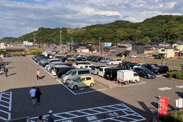 「道の駅 越後出雲崎 天領の里」は午後4時を過ぎても第一駐車場が満車のにぎわい