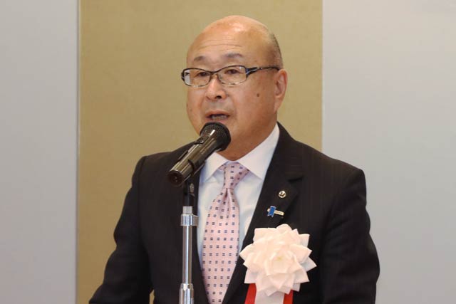 本間村長