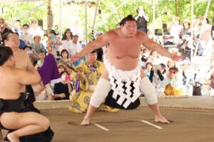 横綱・照ノ冨士が弥彦神社相撲場で奉納土俵入り