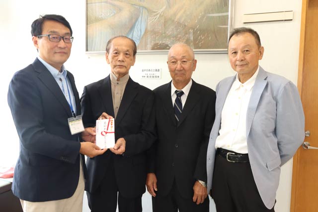 左から三条市社会福祉協議会の笹川事務局長、五十嵐川を愛する会の箕輪会長、山井相談役、高橋監査 