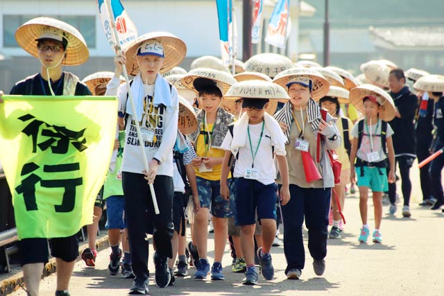 炎天下を三度笠で日陰を持ち歩いて歩く