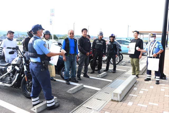 山形県のかみのやま温泉へ泊まりがけでツーリングする三条市や長岡市のバイカーのグループにちらしなどを配布