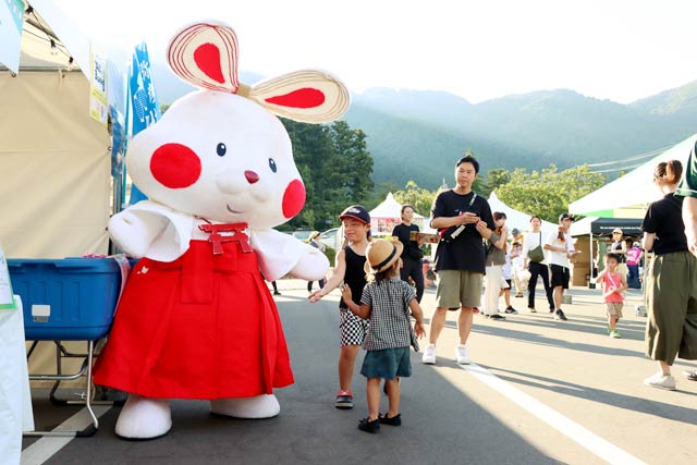 弥彦村公式キャラクター「ミコｐひょん」も登場