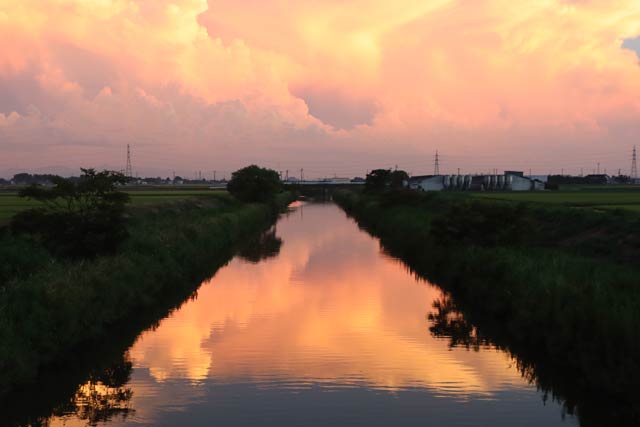20日の夕焼けに赤く染まった入道雲