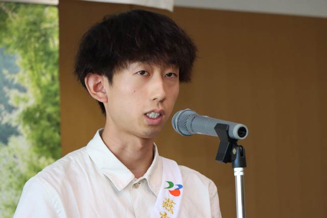 あいさつする岸本選手