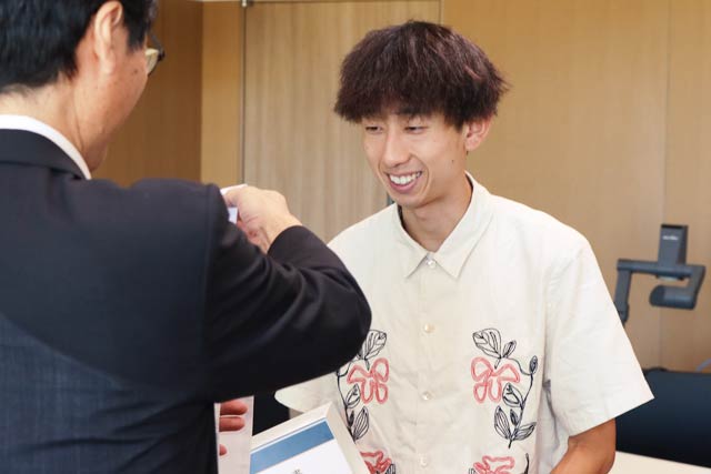 鈴木市長から任命書などを受け取る岸本選手
