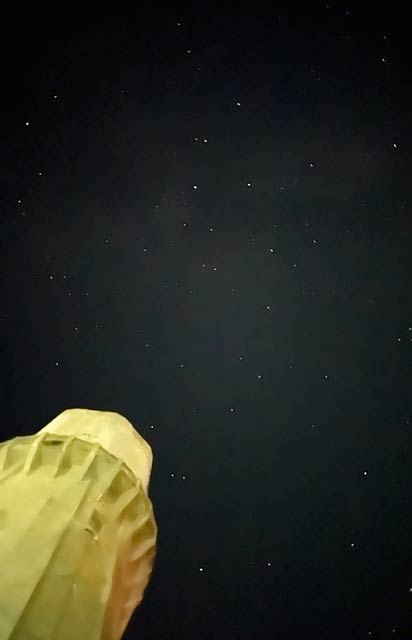 22日午後11時ごろの燕市・水道の塔と星空