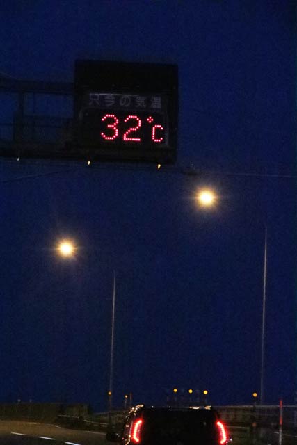 午後7時ごろの三条大橋たもとの気温の電光表示板は「32℃」を表示