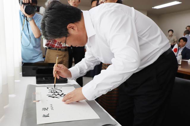 揮毫（きごう）する徐副書記長