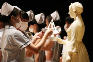 加茂暁星高校看護科戴帽式 病院実習を前に3年生33人が戴帽を受ける