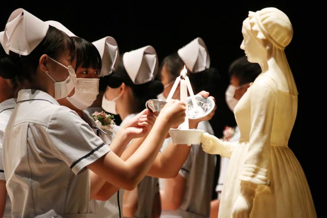 加茂暁星高校看護科の戴帽式のナイチンゲール像の灯火を移す
