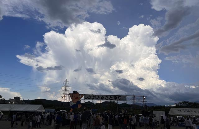 雨が降る直前の「しただふるさと祭り」の特設会場から見る空