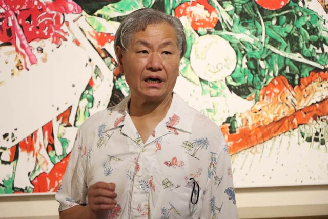 作品を解説する長谷川清晴さん