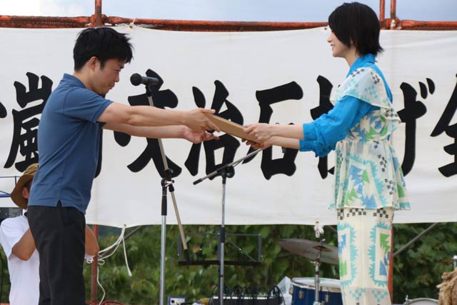 滝沢市長から森山さんに三条ふるさとDIY部長の任命書を手渡す