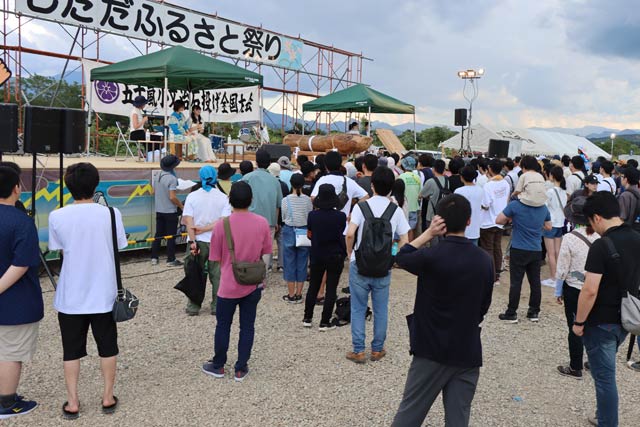 約300人がトークに聞き入った