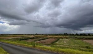28日午前11時ごろの三条市と加茂市の境界付近に見える雨柱