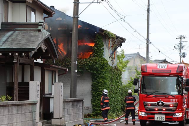 火元と思われる作業場が燃える