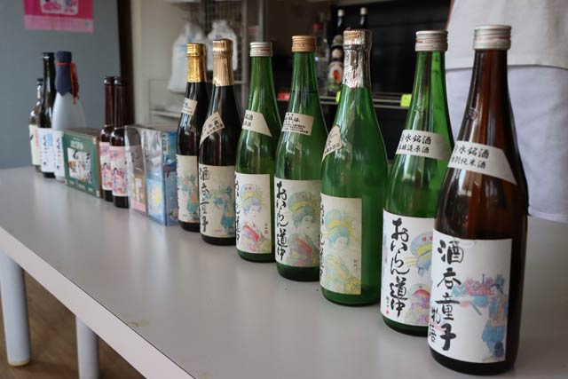 がらんとした店内に並ぶ南山酒店のオリジナルの酒