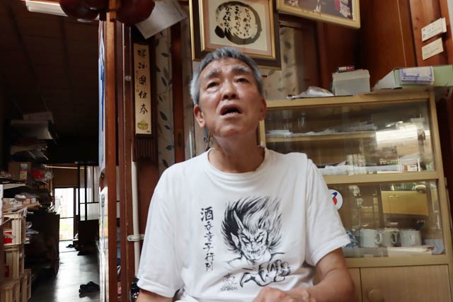 町家づくりの家で話す閉店の経緯などを話す南山さん