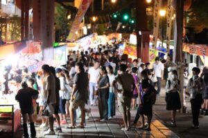 青海神社秋季例大祭の露店と花火でにぎわう