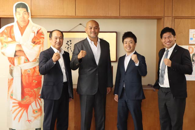 左からジャイアント馬場の実物大パネル、中條さん、秋山さん、滝沢市長、岡田さん