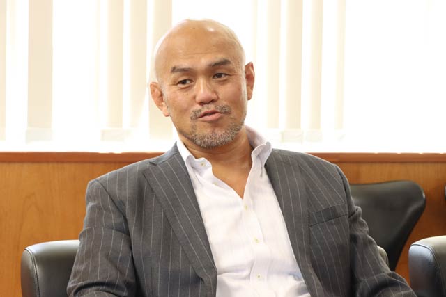 秋山さん