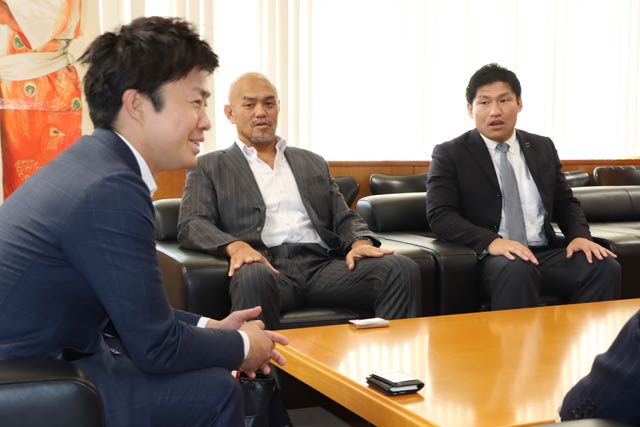 滝沢市長と歓談する秋山さん、岡田さん