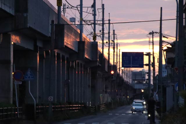 三条市林町付近で2日の夕暮れ