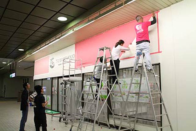「燕三条 工場の祭典」開幕前の風物詩のようになっていた燕三条駅観光物産センター「燕三条Wing」のピンクストライプの装飾作業