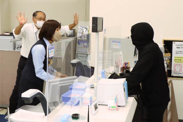 新潟県労働金庫燕支店で模擬強盗訓練