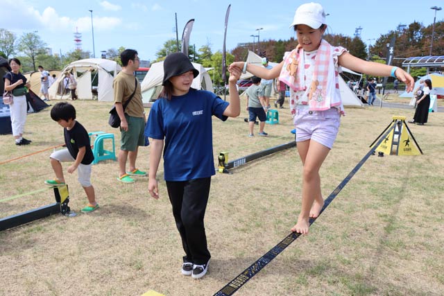 三条市の田口千夏さん、三華さん姉妹がスラックラインの体験指導