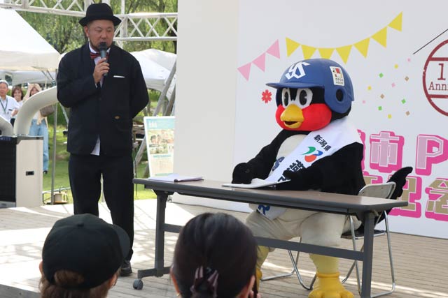 つば九郎のトークショーも