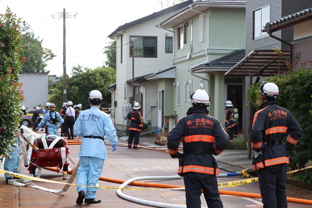 薄緑の壁の住宅でぼやが発生
