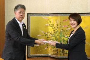 大湊文吉商店が新潟県伝統工芸品に指定された加茂屏風を加茂市に寄付
