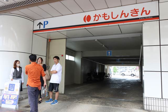 ディスコへのエントランスとなる加茂信用金庫わきの通路にはあかりの装飾が施される