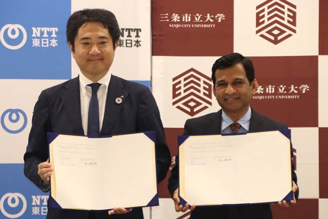 NTT東日本新潟支店の徳山支店長(左)と三条市立大学のシャハリアル学長