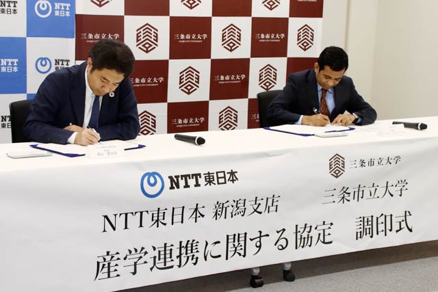 協定書に署名