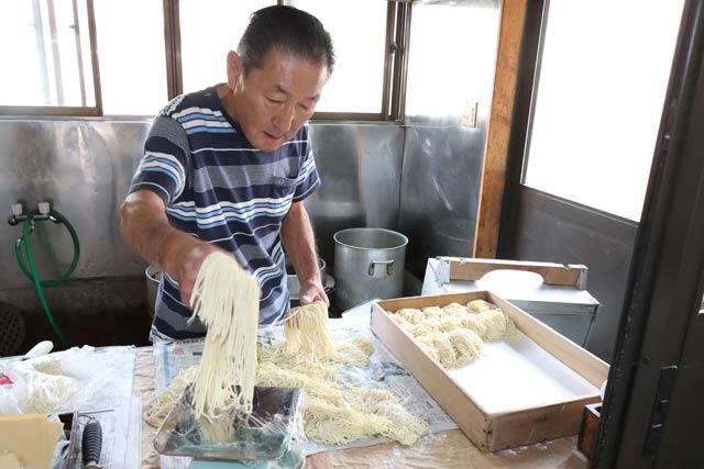 手打ちうどんを仕込む塚田さん