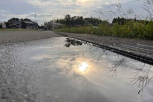 15日夕方になっても道路に残る水たまり
