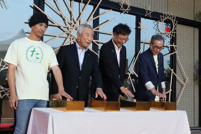点灯式でカウントダウンしてスイッチオン、左から渡辺実行委員長、佐野田上町長、国定衆院議員、野沢田上観光協会長