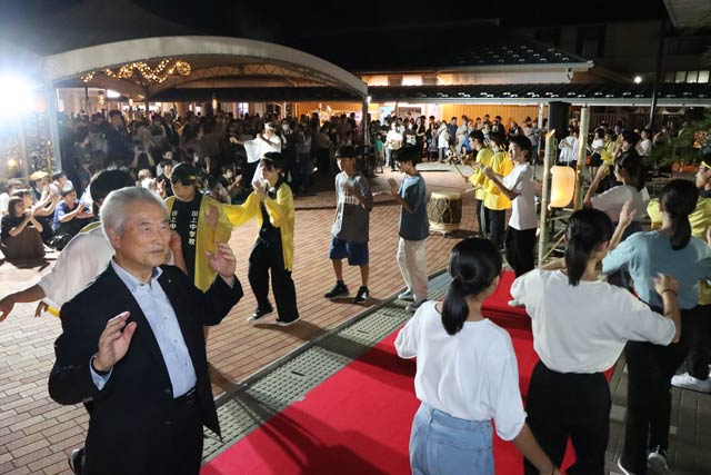 町長も踊りの輪に加わって田上中による田上甚句